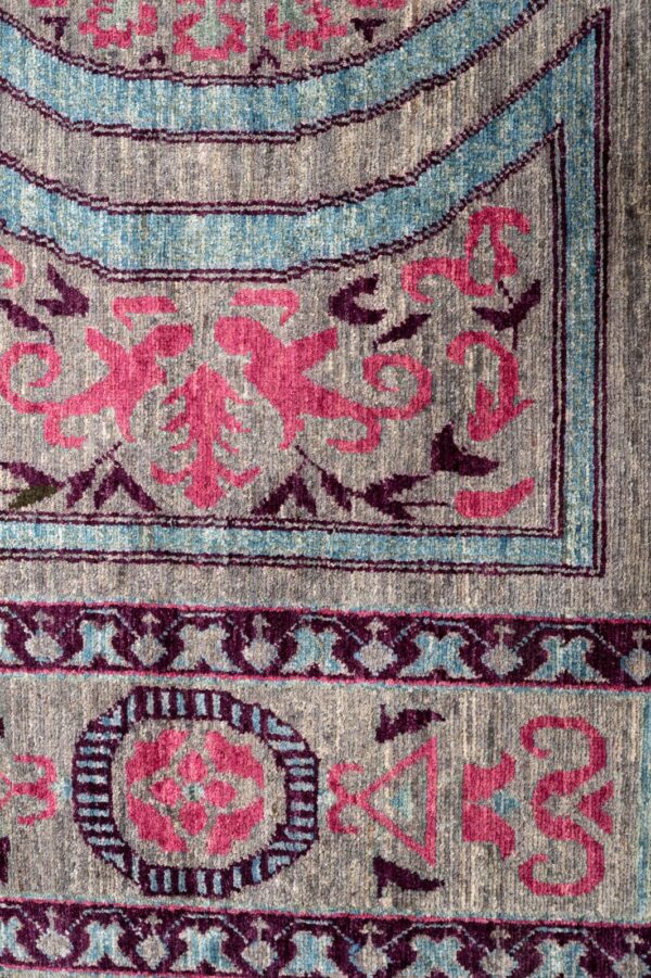 Chob Rang Khotan 299cm x 196cm / 9'9'' x 6'5'' - Image 5