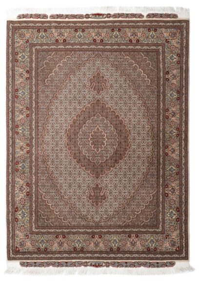 Tabriz 210cm x 156cm / 6'11'' x 5'1''